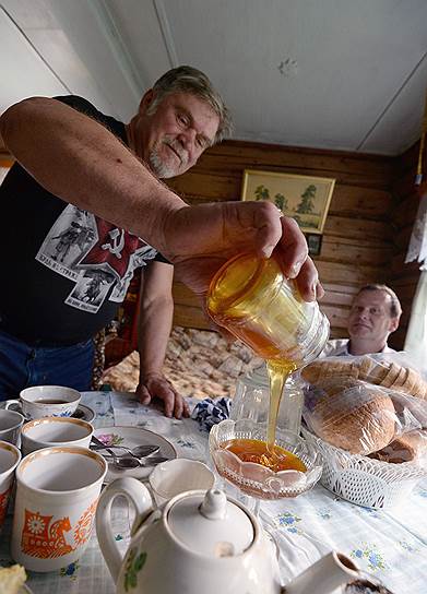 «Мёд наш собран с одуванчиков, васильков, клевера, Иван-чая, - объясняет пасечник Медведев. - Всё в одну бочку» 
