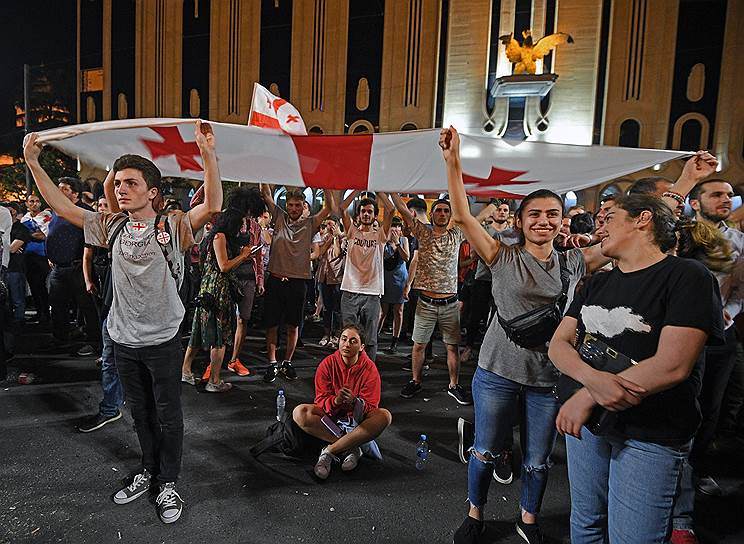 Протесты идут у здания грузинского парламента уже вторую неделю
