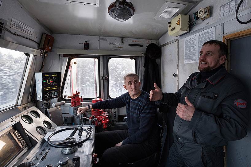 Машинисты локомотива участка Северобайкальск-Таксимо Виктор Удовиченко (слева) и Евгений Леонов