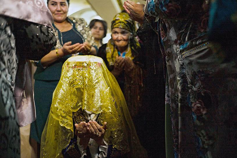 Один из самых трогательных моментов обряда — голова покрыта, поверх салла (чалмы) уже накинут золотой платок (сарбанд), читается финальная молитва-благословение