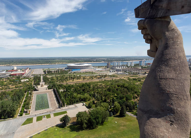 Скульптура установлена на вершине Мамаева кургана, на уровне 102 метров — это самая высокая точка Волгограда