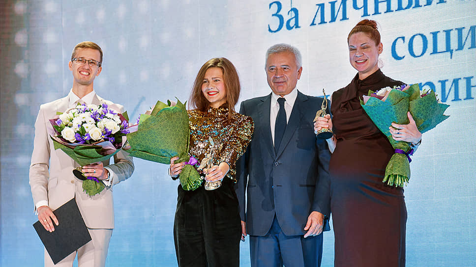Президент ПАО «ЛУКОЙЛ» Вагит Алекперов награждает победителей конкурса «Социальный предприниматель»