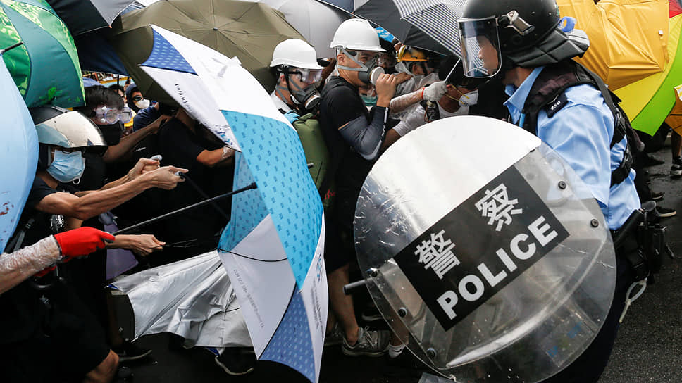 Противостояние полиции и протестующих в Гонконге за последние месяцы «вписалось» в местный пейзаж