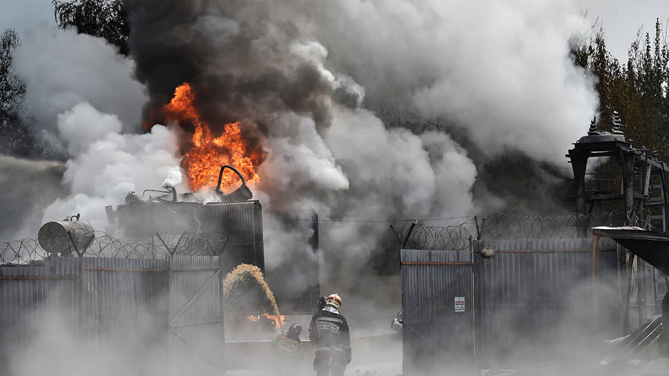 Сотрудники МЧС России во время ликвидации пожара на Северной ТЭЦ