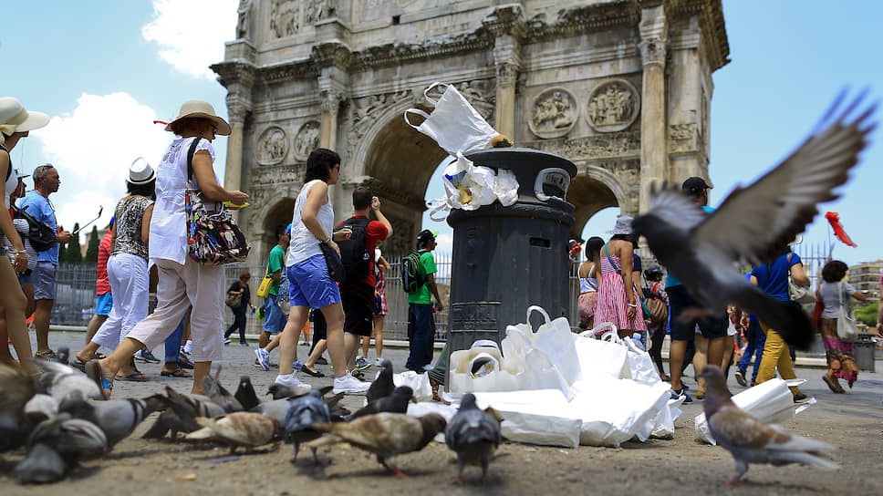 Город зарабатывает на туристах, туристы заваливают его мусором 