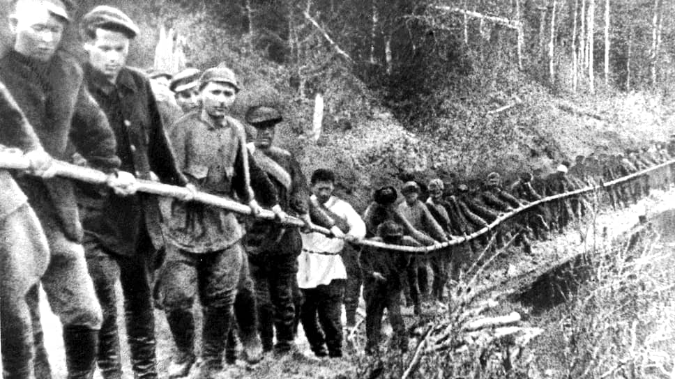 Заключенные ухтинской экспедиции Управления северных лагерей особого назначения на транспортировке грузов вверх по реке Ижме. 1929