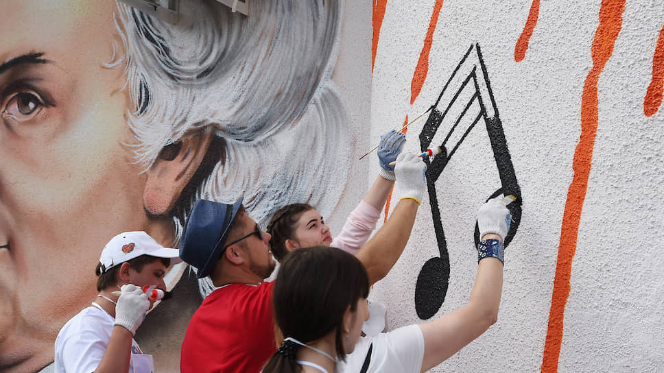 К празднику ученики местной художественной школы и волонтеры «Металлоинвеста» разрисовали фасады нотными знаками