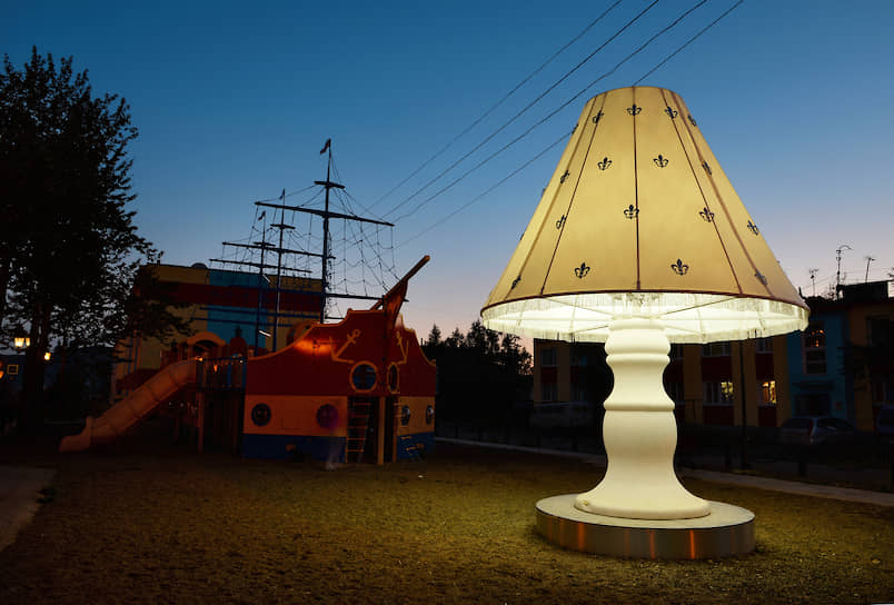 Помимо фонтанов в поселке можно встретить уличные фонари в форме лампы (в кадре), а еще подсвечника, тюльпана и гвоздики гротескных форм