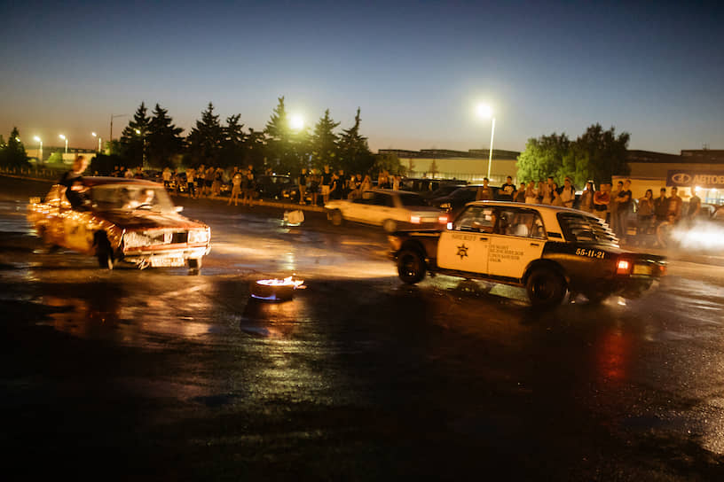 Ночная «сходка» на гигантском парковочном пространстве АвтоВАЗа — соревнования по дрифту вокруг горящей покрышки 