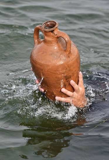 Подводники обнаружили и древние амфоры