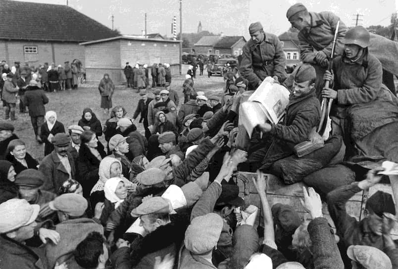 Советские солдаты раздают газету «Правда» с публикацией закона о принятии Западной Белоруссии в состав БССР