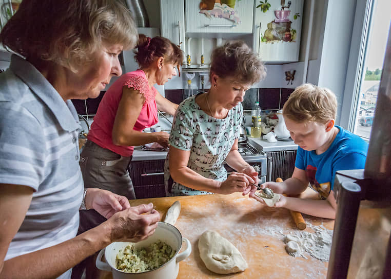 Марина Львовна и ее школьные подруги собрались делать вареники с грибами и картошкой. Помогает внук Матвей