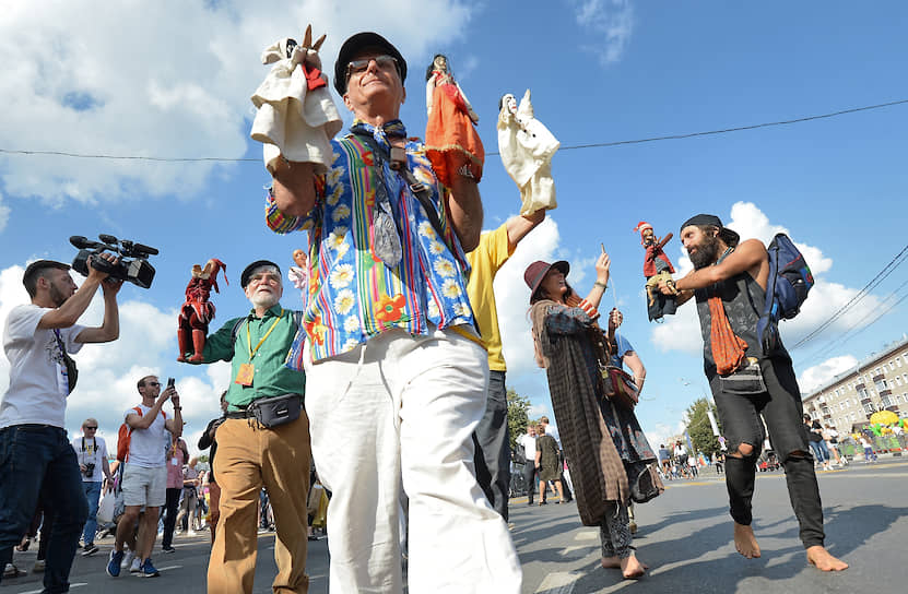 Петрушки прошли праздничным шествием по центру города. Впереди итальянский Пульчинелла
