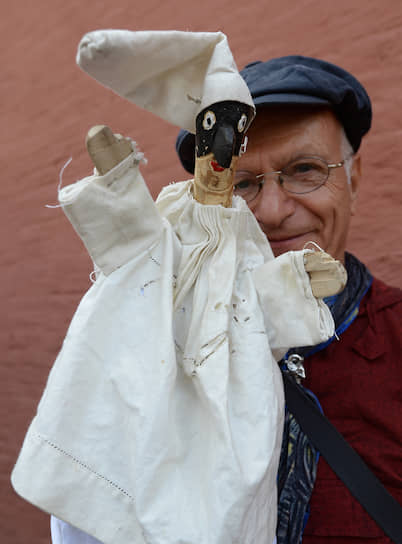 Бруно Леоне — главный итальянский кукольник. Представление итальянского Пульчинеллы всегда импровизация. Он чутко реагирует на настроения публики