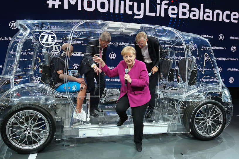 Канцлер Меркель открытие автосалона пропустить не смогла