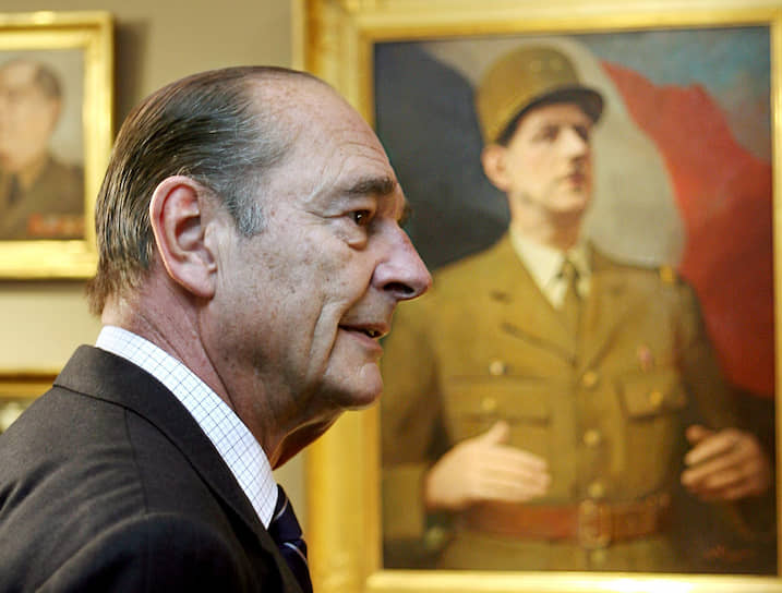 Президент Жак Ширак на фоне портрета основателя Пятой республики президента Шарля де Голля