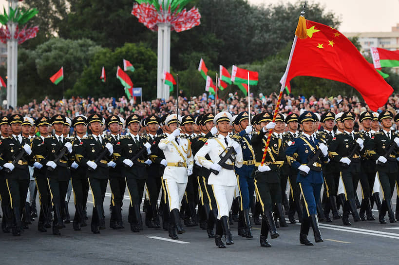 На военных парадах вслед за белорусскими солдатами чеканят шаг их товарищи из Народно-освободительной армии Китая
