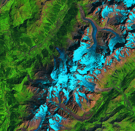 На этой спутниковой фотографии НАСА — часть массива Монблан. Сползающий на Италию ледник Планпансьё — вверху справа