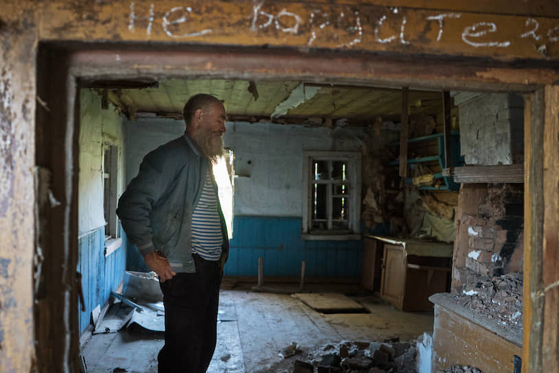 Александр Келарев в опустевшем и заброшенном доме своей тетки в нежилой деревне Селиваново