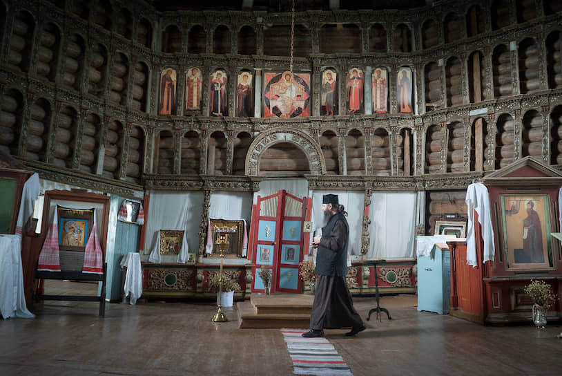 Настоятель Александро-Ошевенского мужского монастыря игумен Феодосий (Курицын) в церкви Богоявления Господня (построена в 1787 году), у расхищенного иконостаса