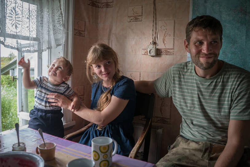 Надежда Соколова и Александр Сапрыкин с сыном Юрой в доме у местного жителя в селе Бережная Дуброва 