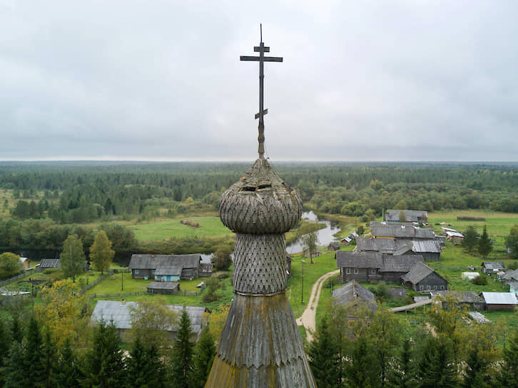 Крест храма церкви Богоявления Господня (построена в 1787 году) в селе Ошевенский Погост