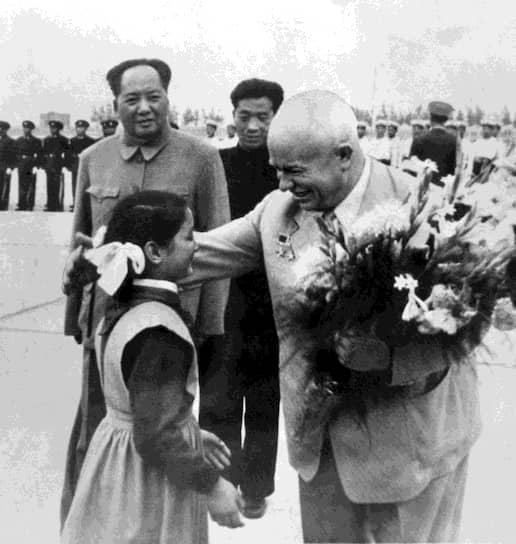 Пекин. Первый секретарь ЦК КПСС Никита Сергеевич Хрущев во время визита в Китай. Его приветствует китайская школьница. Слева — Мао Цзэдун