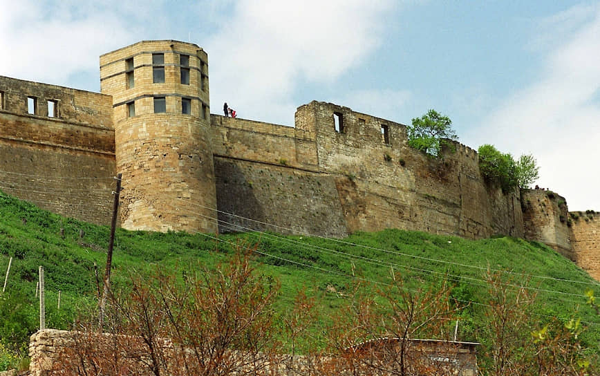 Дербентская крепость (основана в VI веке)