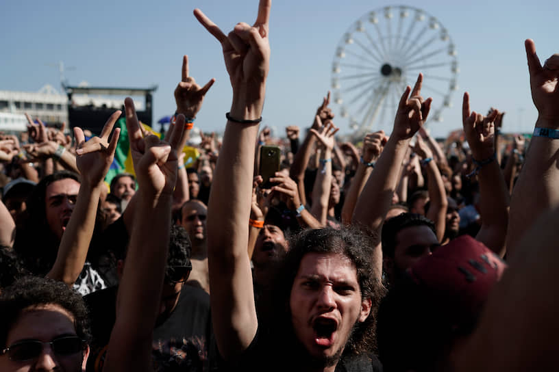 Фанаты рока и новые власти Бразилии выясняют отношения на фестивальных площадках. Пока обходится без спецназа