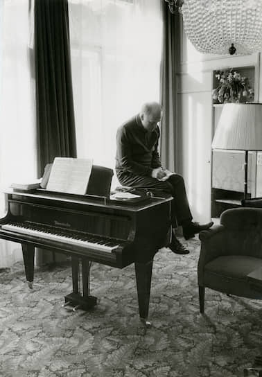 Святослав Рихтер в номере отеля. Вена, 1962