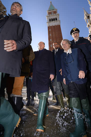 Лидер партии «Вперед, Италия» Сильвио Берлускони (в центре слева) и министр министр без портфеля по делам государственной службы и инноваций Ренато Брунетта (в центре справа) оценивают ущерб от наводнения