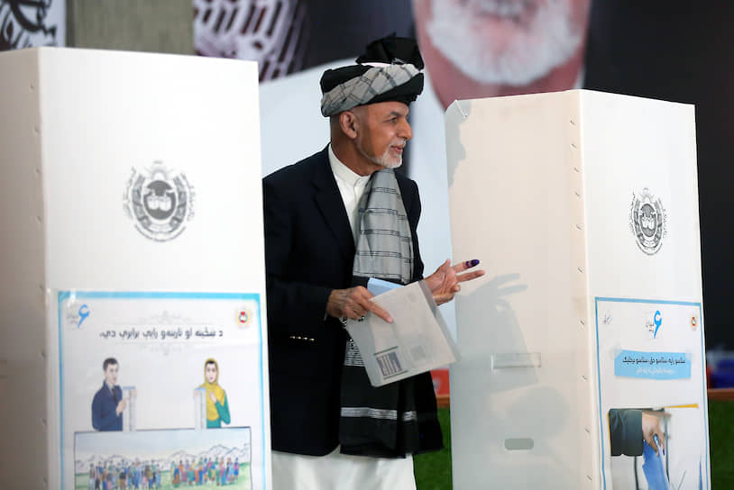 Президент Афганистана Ашраф Гани на избирательном участке