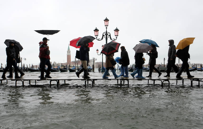 Люди на затопленной площади Святого Марка