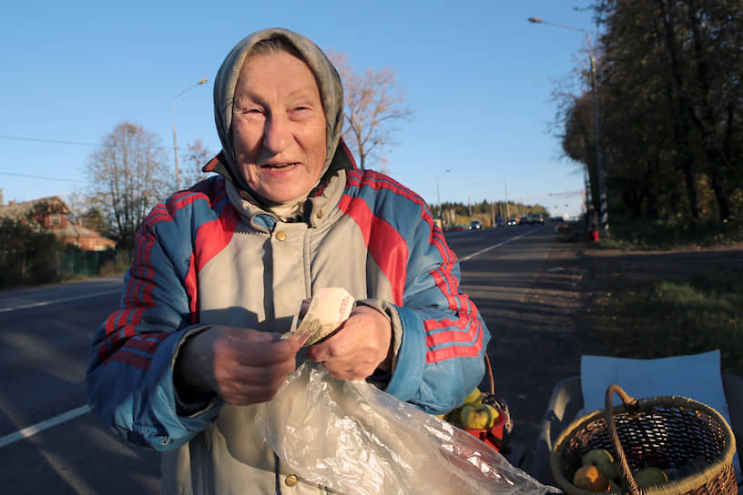 Эта старушка приносит свои яблоки к трассе за 5 километров. М-10, деревня Едрово