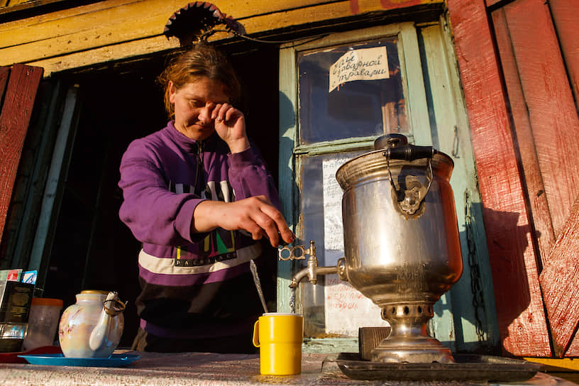 В Новгородской области в деревне Крестцы стоит чайный городок — несколько десятков чайных домиков по обеим сторонам дороги. Чай из самовара да свои пирожки — на том и живут