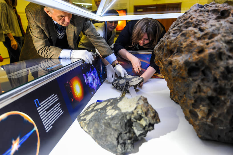 Метеориты — важнейший источник знаний о нашей Вселенной. На фото: челябинский метеорит, который относится к группе хондритов. Именно в похожих камнях сейчас обнаружили органику