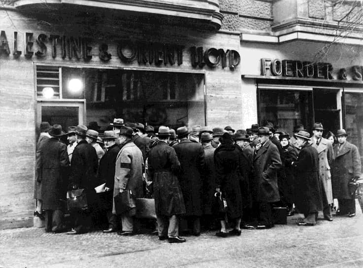 Берлинские евреи стоят в очереди за билетами в компанию Palestine and Orient Lloyd в 1939 году. Выбраться было сродни чуду: бесплатно рейх в эмиграцию не выпускал