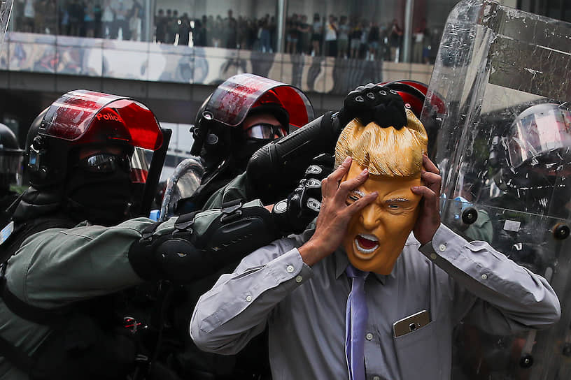 В ходе протестов в Гонконге досталось и замаскированному под президента США манифестанту