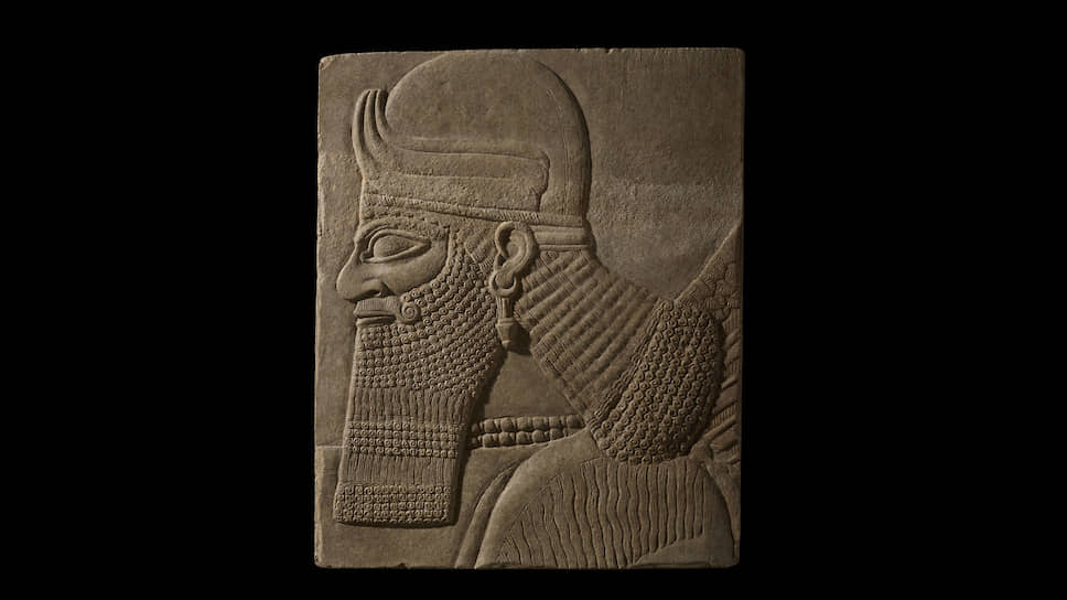 Фрагмент настенного рельефа с головой божества. IX век до н. э.