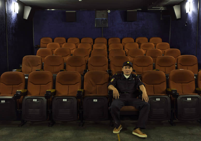 В Якутске с населением чуть более 300 тысяч человек работают 6 кинотеатров, в которых регулярно показывается якутское кино