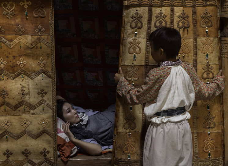 Актриса Театра Олонхо Мария Михалева отдыхает между дублями в небольшой комнате в якутском жилище
