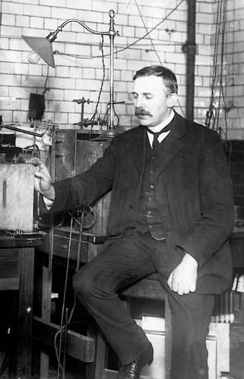 Открытие радиоактивности. В 1899 году Резерфорд идентифицировал альфа- и бета-излучение
