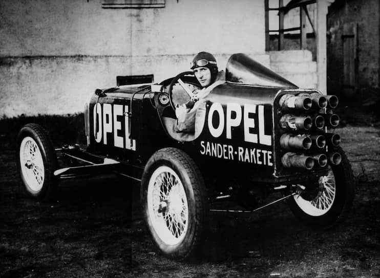 Компания Opel приступила к производству автомобилей, основана компания Fiat