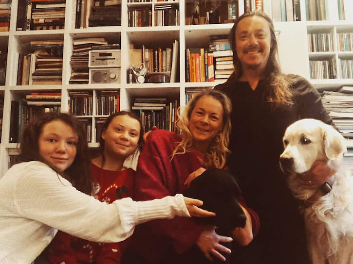 Грета и вся ее семья в начале большого пути, в 2018-м. Слева направо: сестра Биата, Грета, мама, папа и два лабрадора