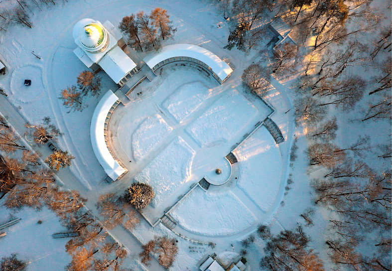 Вид сверху на храм-усыпальницу «Колоннада» на территории музея-усадьбы «Архангельское»