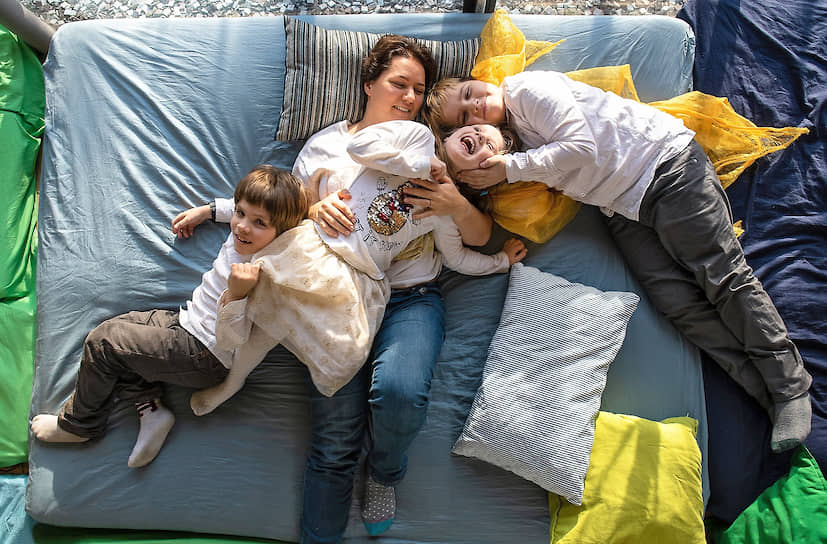Cоздатель семейного пространства «Гнезда» Анна Бородина с детьми

