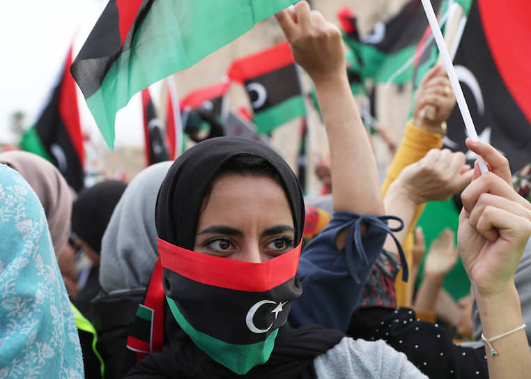 Ливийка на акции протеста против наступление маршала Халифы Хафтара на Триполи 