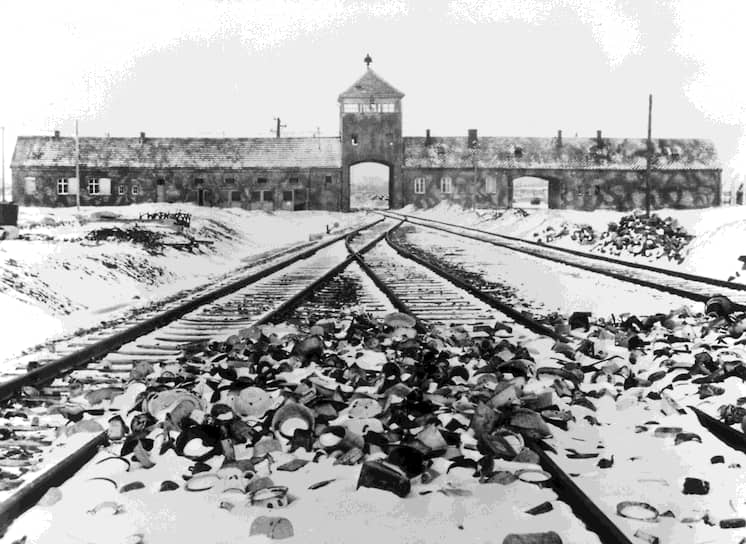 Въезд в Освенцим, начало 1945-го. На первом плане — брошенные личные вещи узников