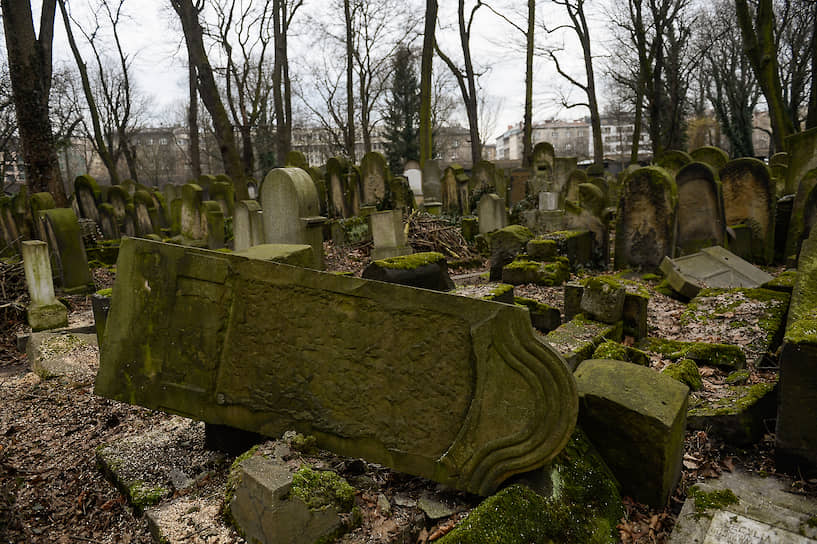 Поврежденные могилы на еврейском кладбище. Краков, 2018 год