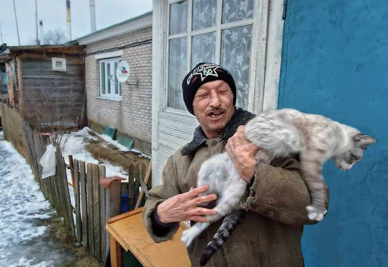 Анатолий живет на Сладком уже 35 лет. Он в 45 вышел на пенсию, а его жена еще работает в зоне 